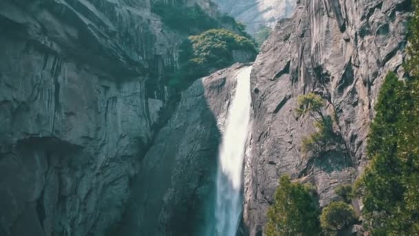 Bewegter Schuss Des Yosemite Wasserfalls Nach Unten — Stockvideo