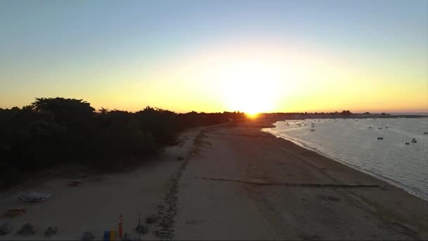 Ascensão Aérea Tiro Pôr Sol Longo Frente Praia Mostrando Barcos — Vídeo de Stock