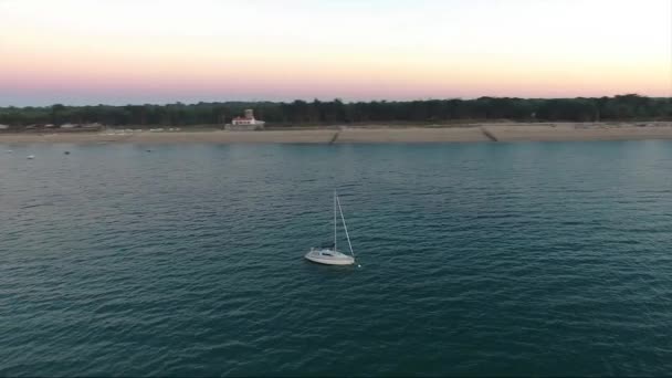 Disparo Aéreo Círculo Barco Blanco Flotando Junto Paseo Marítimo — Vídeos de Stock