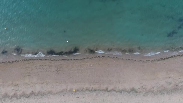 านบนลงทางอากาศของน Torquise กดชายฝ งของชายหาดใน Clre — วีดีโอสต็อก