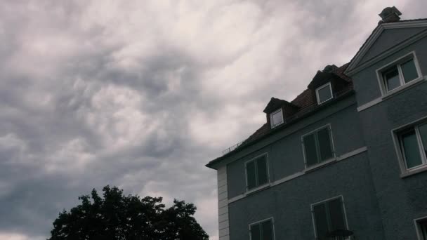 Farliga Åskmoln Hänger Himlen Ovanför Ett Hus Och Ett Träd — Stockvideo