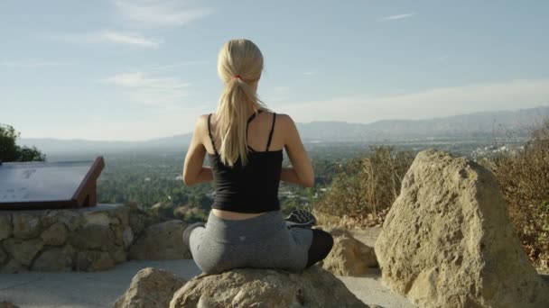 Low Motion Vídeo Young Blonde Woman Seen Sitting Rock Yoga — Vídeo de Stock