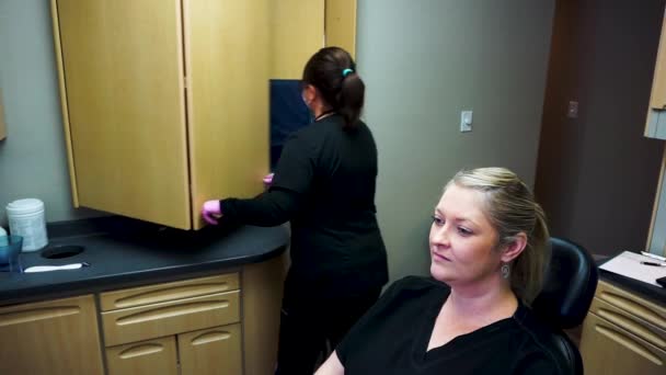 Asistente Femenina Preparando Paciente Femenina Para Rayos Dentales — Vídeos de Stock