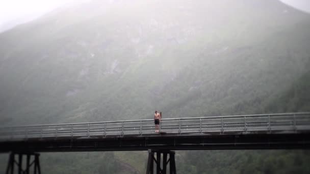 Mann Beim Rückwärtssalto Von Einer Brücke Norwegen — Stockvideo
