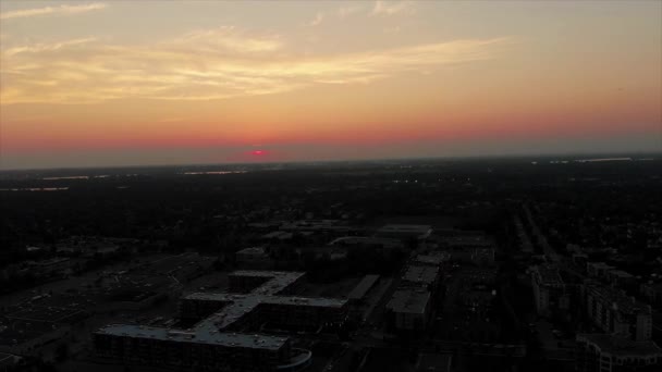 日没時のカナダのブシュロンビルのドローン映像 — ストック動画