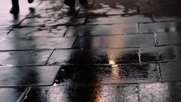 Reflet Marche Des Padestriens Sur Chaussée Mouillée Londres — Video