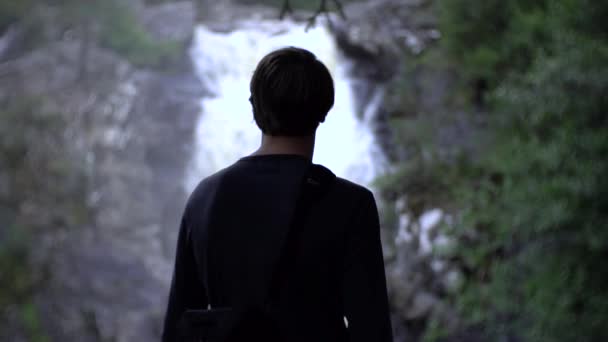 Man Staande Voor Waterval Prachtig Prachtig Uitzicht Tijdens Wandeling 1080P — Stockvideo