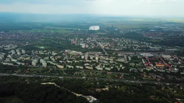 Repülés Tatabnya város és autópálya felé Magyarországon