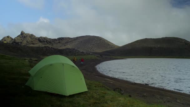 Bellissimo Paesaggio Ghiacciato Due Escursionisti Che Camminano Insieme Riva Lago — Video Stock