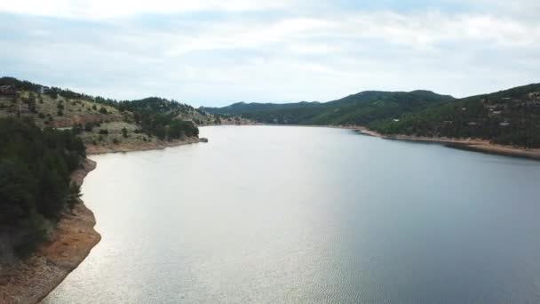 Воздушный Кадр Над Спокойным Голубым Озером Между Зеленым Лесом Дикой — стоковое видео