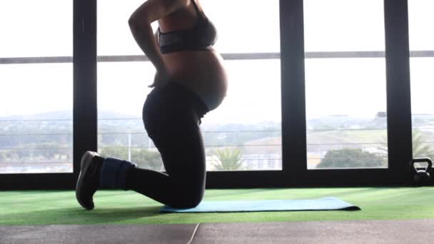 Filmación Una Modelo Fitness Embarazada Haciendo Ejercicios Piso Gimnasio Tercer — Vídeo de stock