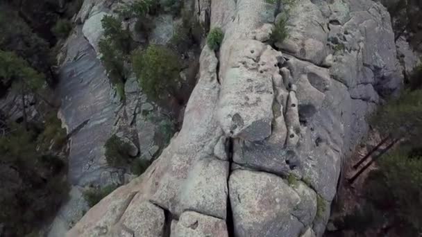 Disparo Aéreo Volando Bajo Sobre Una Cresta Rocosa Gris Con — Vídeo de stock