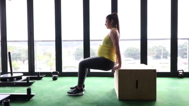 Gravid Kvinnlig Fitness Modell Gör Kroppsviktsträning Ett Gym För Att — Stockvideo