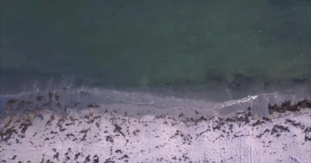 Luftaufnahme Die Entlang Eines Sandstrandes Über Die Wellen Des Atlantiks — Stockvideo