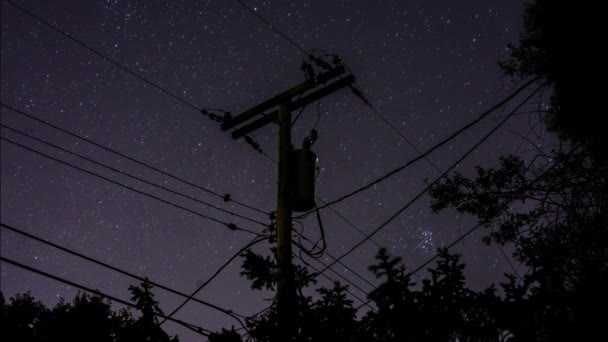 Gece Gökyüzünde Siluetli Bir Banliyö Telefon Direğinin Elektrik Hatlarının Ağaçların — Stok video