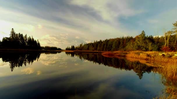 Kalme Rivier Onder Pluizige Wolken — Stockvideo