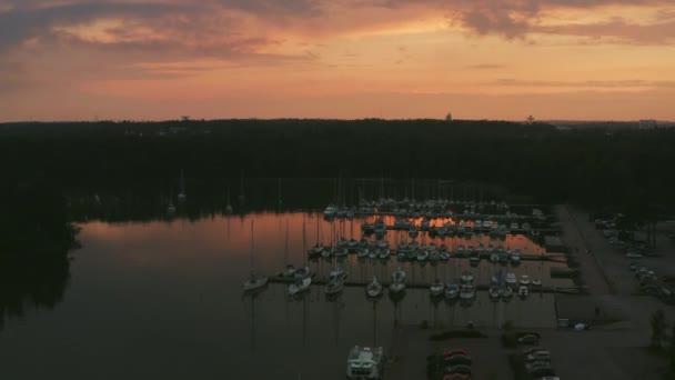 フィンランド ヘルシンキの穏やかな夕日の港 — ストック動画