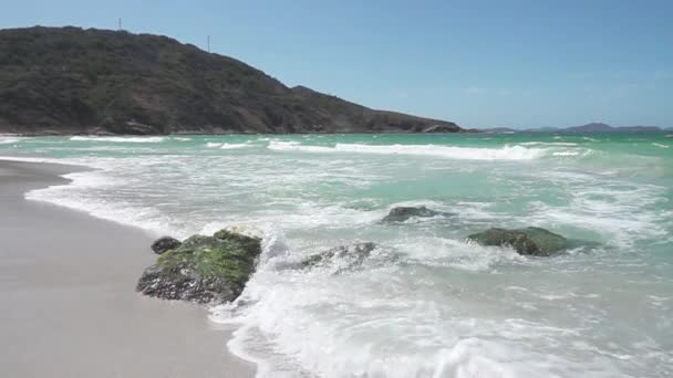 Forlatt Strand Med Vakre Fjell Sjølandskap Med Blå Himmel Små – stockvideo