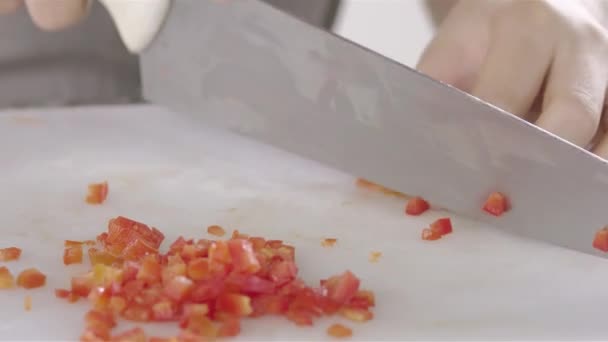 Aşçı Çocuk Yemek Yapıyor Kesiyor Pişiriyor — Stok video