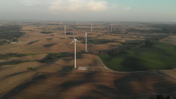 Prachtige Luchtbeelden Van Windturbines Gelegen Landbouwgrond Polen 2018 — Stockvideo