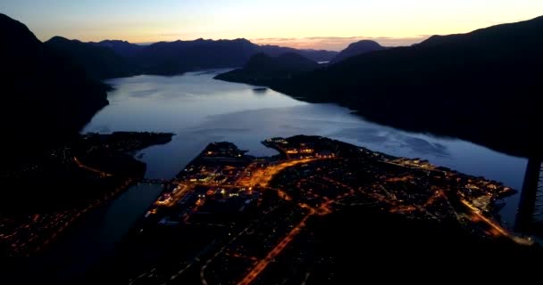 Schöne Sonnenuntergangsaufnahmen Einer Männlichen Silhouette Auf Dem Gipfel Des Aussichtspunktes — Stockvideo