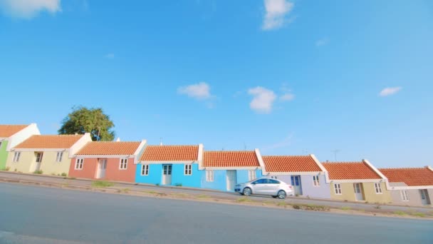 Voitures Passant Devant Des Maisons Colorées Sur Une Colline Escarpée — Video