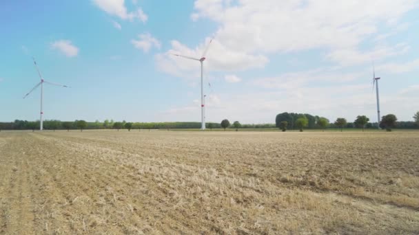 Windkraftanlage Auf Einem Feld — Stockvideo
