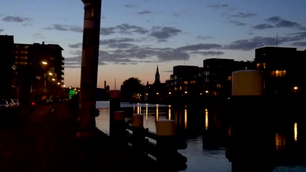 Una Vista Sobre Delftse Schie Delft Por Noche Vemos Iglesia — Vídeos de Stock