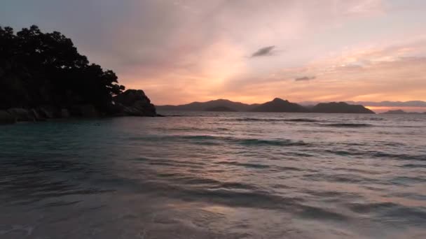 Belo Pôr Sol Digue Uma Ilha Das Seychelles — Vídeo de Stock