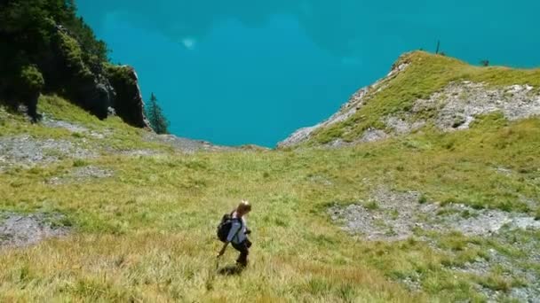 Una Ragazza Bionda Scende Una Montagna Sul Lago Eschinen Svizzera — Video Stock