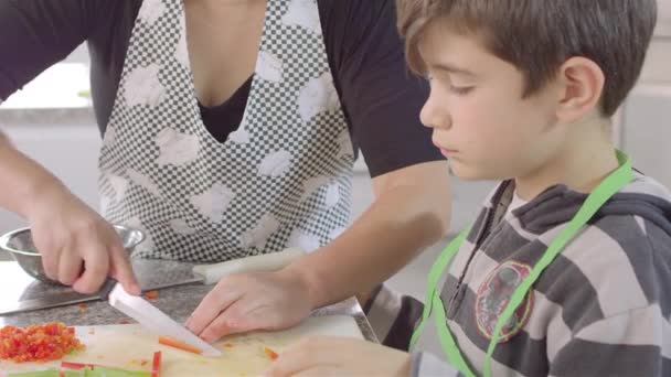 Minichef Niño Aprendiendo Cocinar Cocina — Vídeos de Stock