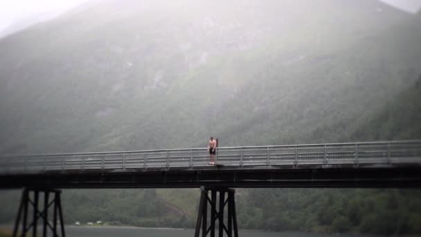 Homem Fazendo Backflip Câmera Lenta Uma Ponte Noruega Europa — Vídeo de Stock