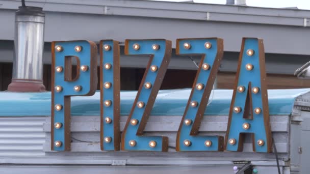 イギリスのフードフェスティバルで撮影されたフードトラックにピザサイン — ストック動画