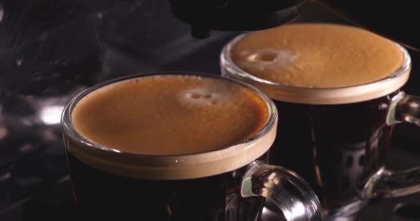 Göra Americano Series Ultra Närbild Espresso Droppande — Stockvideo