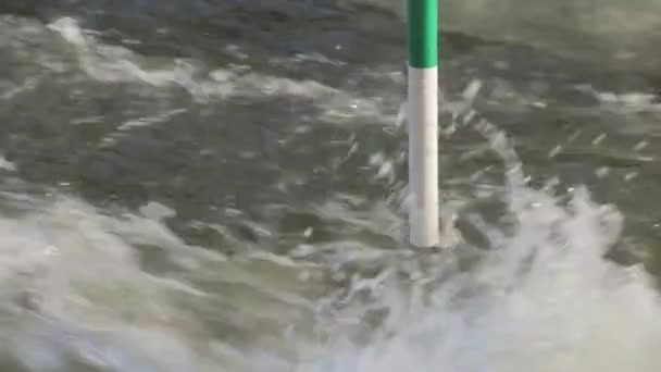 緑の下流の白い水カヤックとカヌースラロームゲート スローモーションで — ストック動画