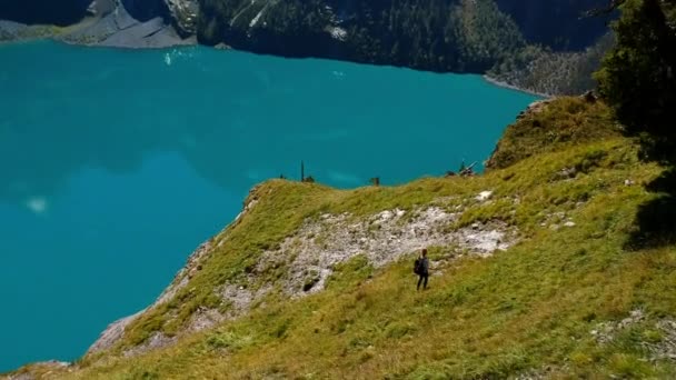 Arial Záběr Blondýny Batohem Turistika Dolů Svěží Horu Modré Horské — Stock video