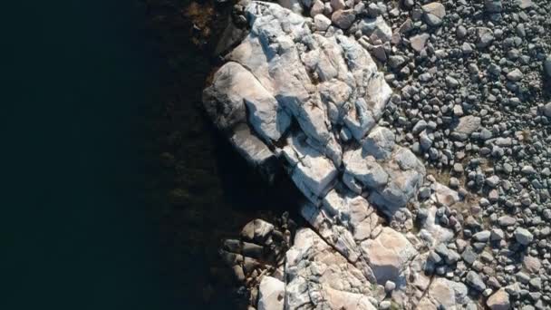 在哥德堡外的博胡森市 一架无人驾驶飞机在瑞典西海岸岩石海岸上俯瞰镜头 — 图库视频影像