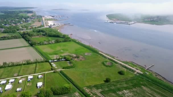 Imágenes Drones Una Vista Campamento Junto Pequeño Pueblo Río Tomado — Vídeos de Stock