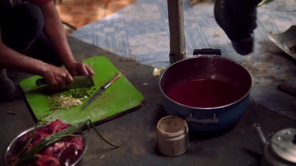 목민으로 몽고의 지역에 전통적 거인에 서양을 도살하고 요리하는 — 비디오