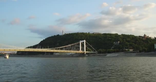 Zicht Gellert Hill Het Vrijheidsbeeld Vanaf Donau Boedapest — Stockvideo