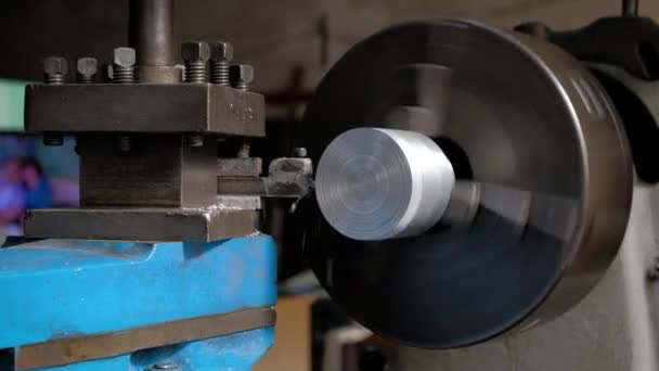 Torno Viejo Girando Mecanizando Una Pieza Aluminio Tiro Medio — Vídeos de Stock