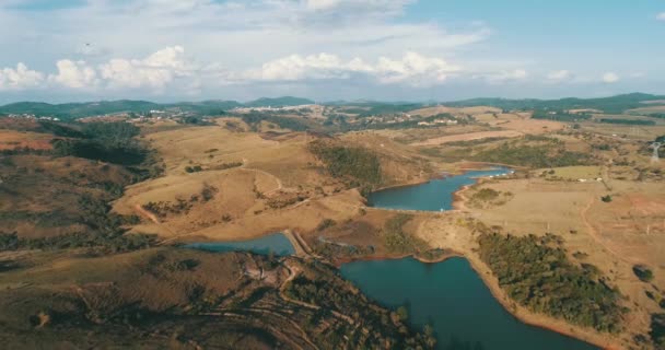 Imagen Cinematográfica Aérea Hecha Con Dron Montañas Que Rodean Pequeña — Vídeo de stock