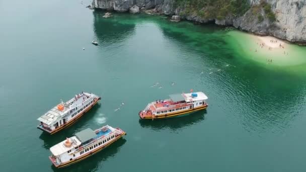 Gente Está Nadando Una Playa Escondida Long Bay Vietnam Drone — Vídeo de stock