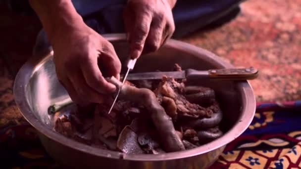 Orang Mongolia Pengembara Makan Domba Yang Dimasak Bertemu Ger Rumah — Stok Video