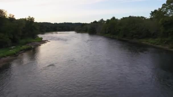 24Fps Gün Batımında Nehrin Yukarısına Uçan X5S — Stok video