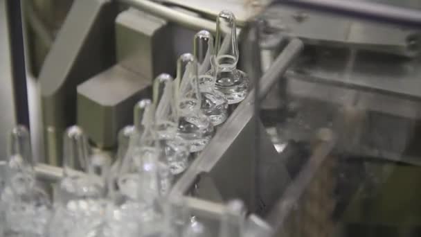 Gevulde Medische Flacons Van Glas Die Machine Worden Gelost — Stockvideo