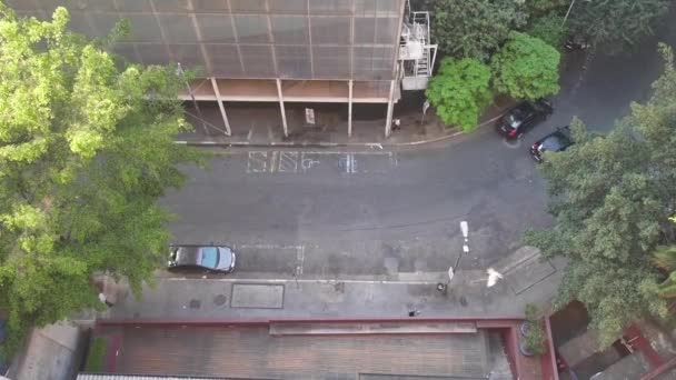 Letecký Pohled Ptačí Oko Ulice Velkém Městě Projíždějícími Auty — Stock video