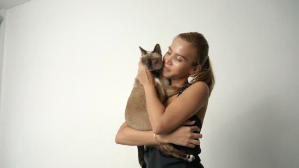 Deportiva Abrazando Gato Bailando Juntos Casa — Vídeos de Stock