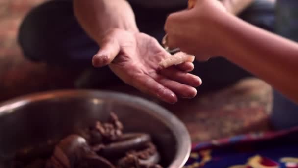 Mongoolse Nomadenman Die Een Gekookt Schaap Eet Ontmoet Een Ger — Stockvideo