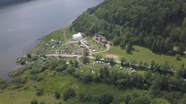 Drone Beelden Van Een Autovergadering Bij Een Groot Meer Omgeven — Stockvideo